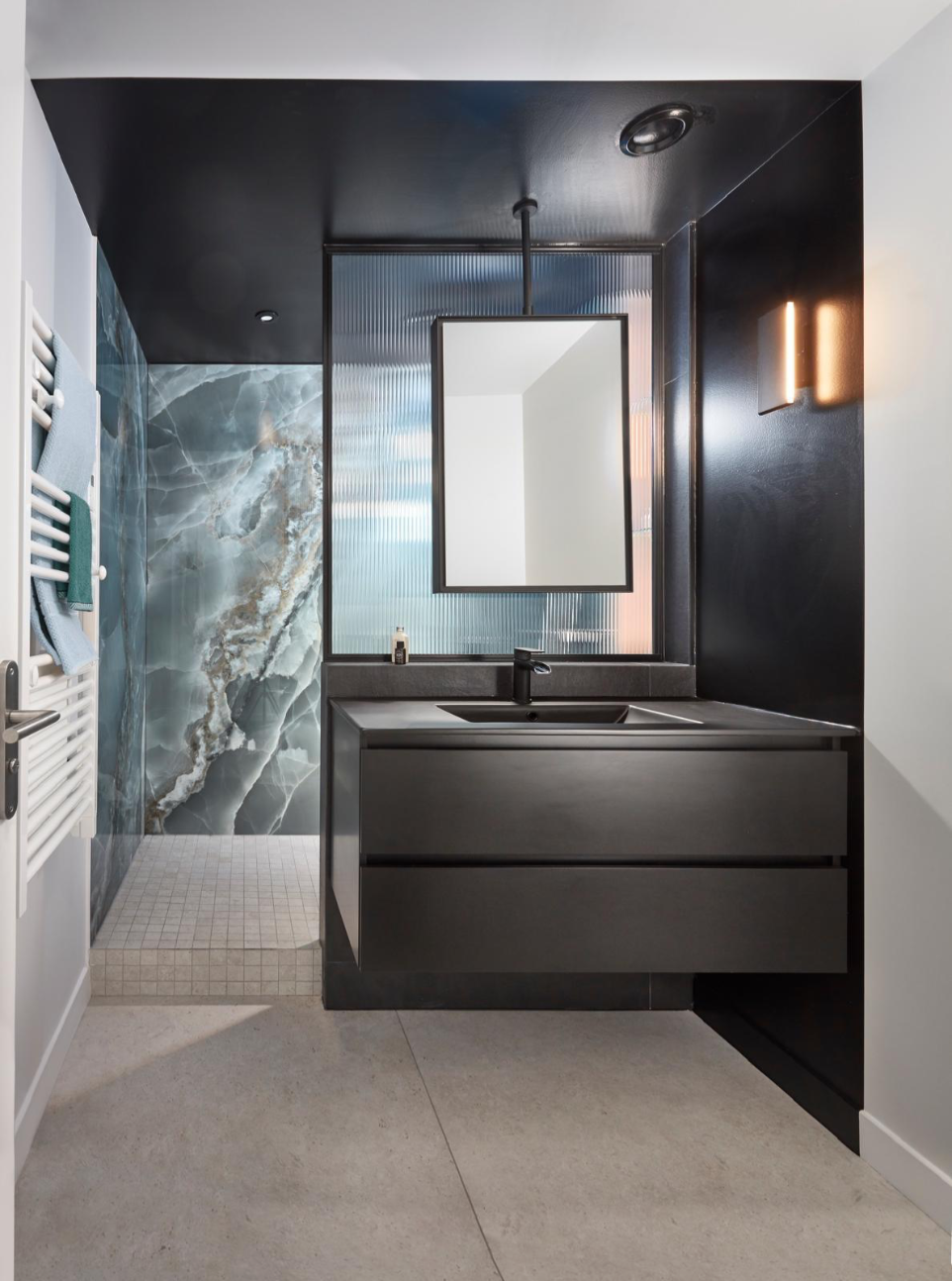 Salle de bain contemporaine noire avec double vasque.