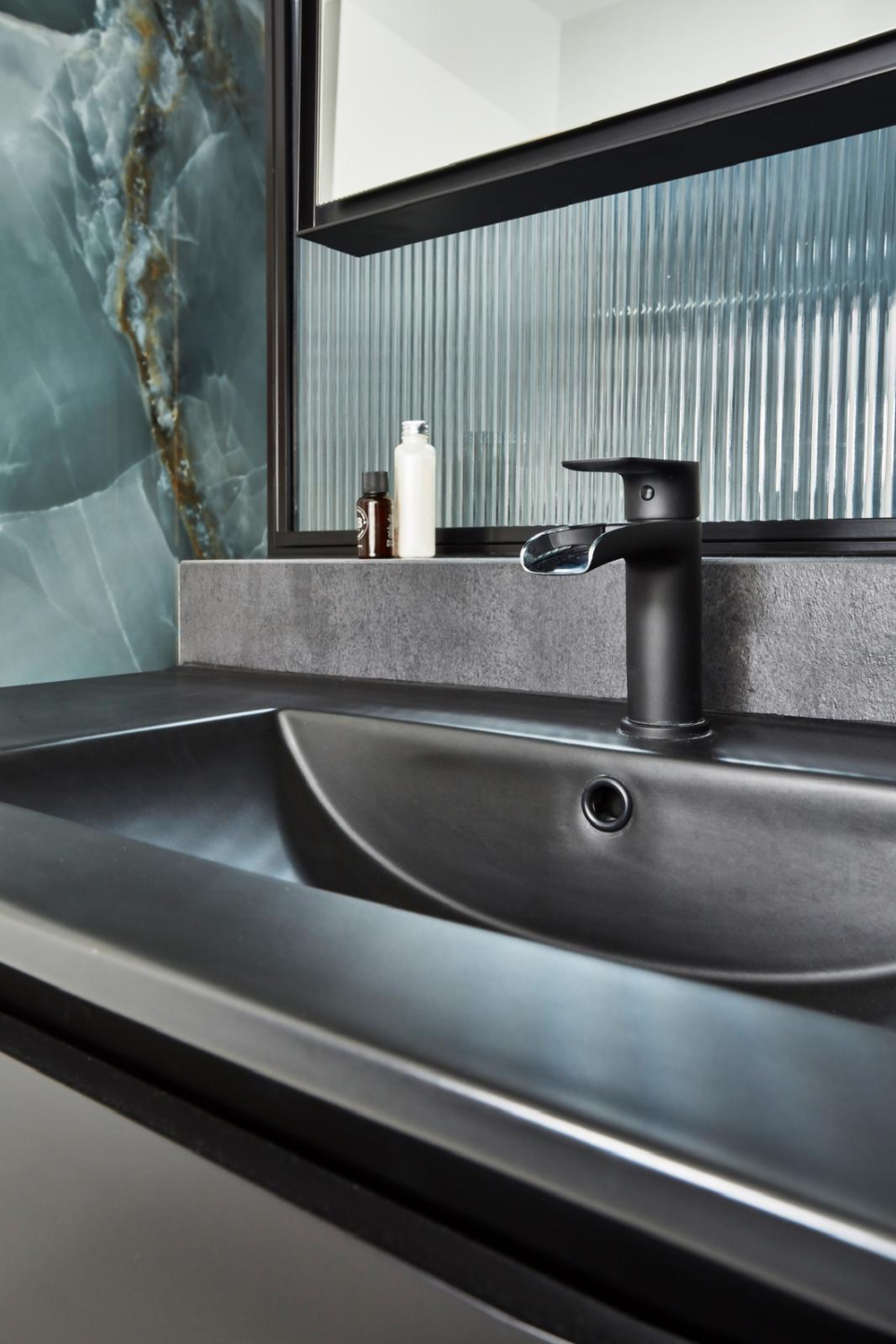 Salle de bain contemporaine noire avec vasque.